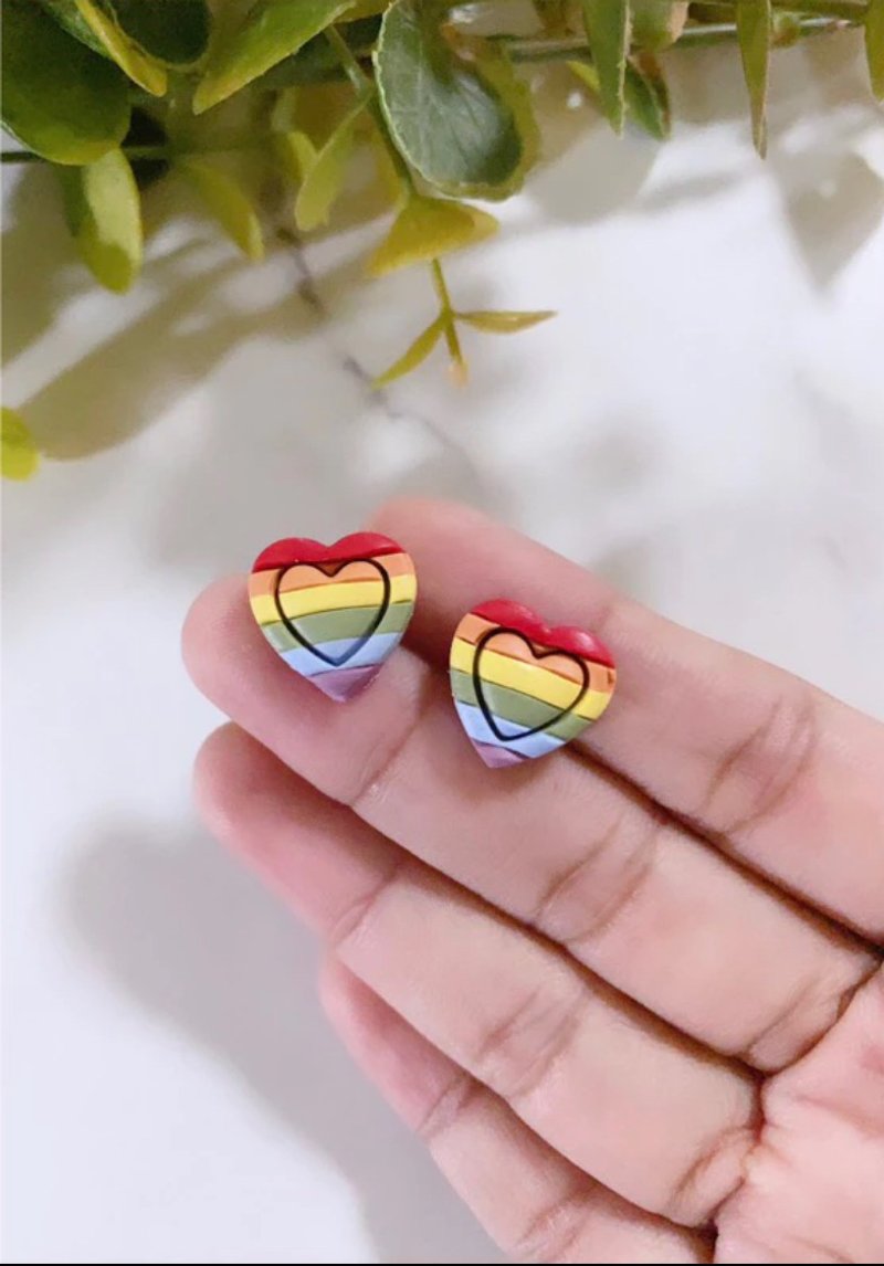 Handmade pride month earrings, heart shape. - 耳環/耳夾/耳骨夾 - 黏土 多色