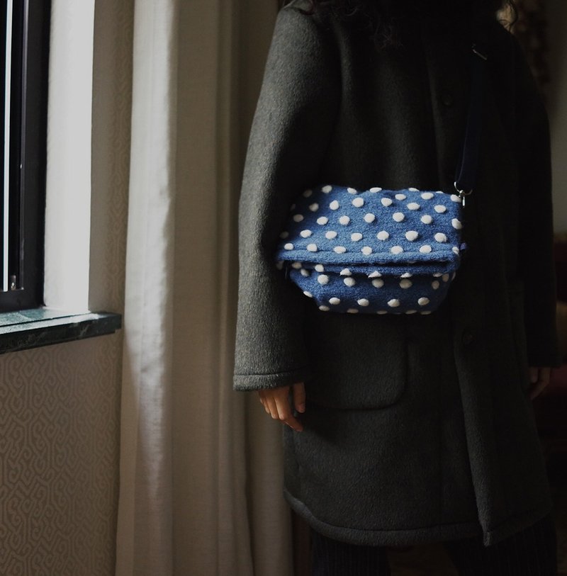ブルーボトムホワイト三次元水玉ニットウールクロスボディバックパック水玉調節可能なストラップかわいいキャリーバッグ - ショルダーバッグ - ウール ブルー