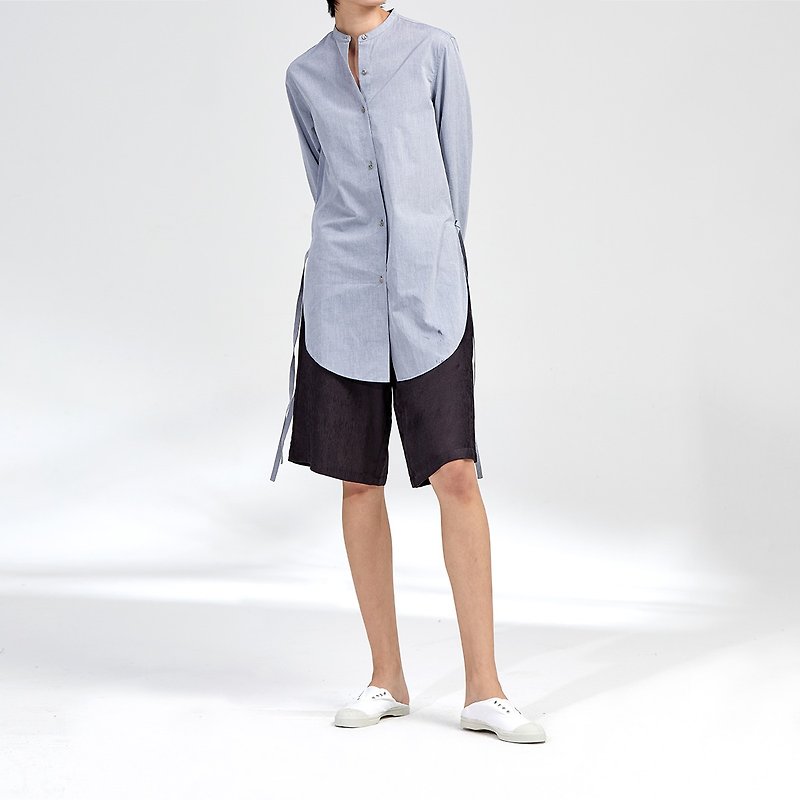 G果GAOGUO original design gray-blue cotton ribbon sleeves long open 衩 round swing collar collar shirt - Women's Shirts - Cotton & Hemp Blue