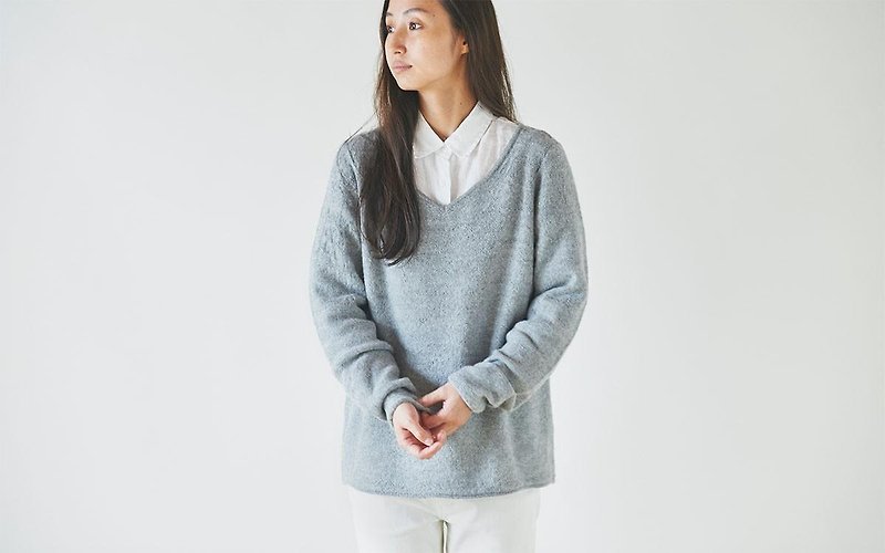 enrica v-neck knit grey - เสื้อผู้หญิง - ผ้าฝ้าย/ผ้าลินิน สีเทา
