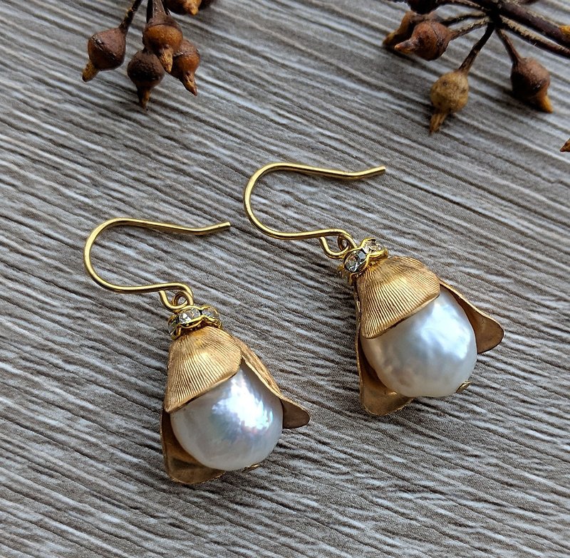 Brass Flower Cap Pearl Earrings - ต่างหู - ไข่มุก 