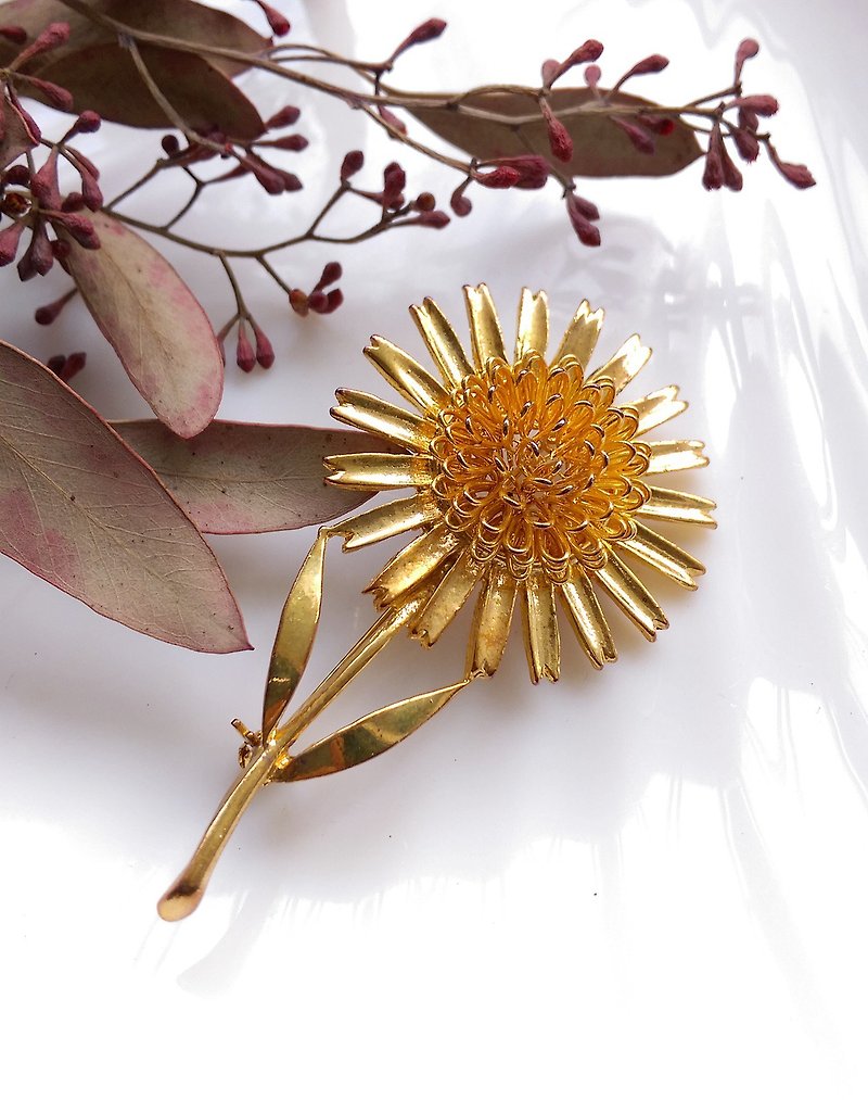 Western antique jewelry. Golden daisy flower pin - เข็มกลัด/พิน - โลหะ สีทอง