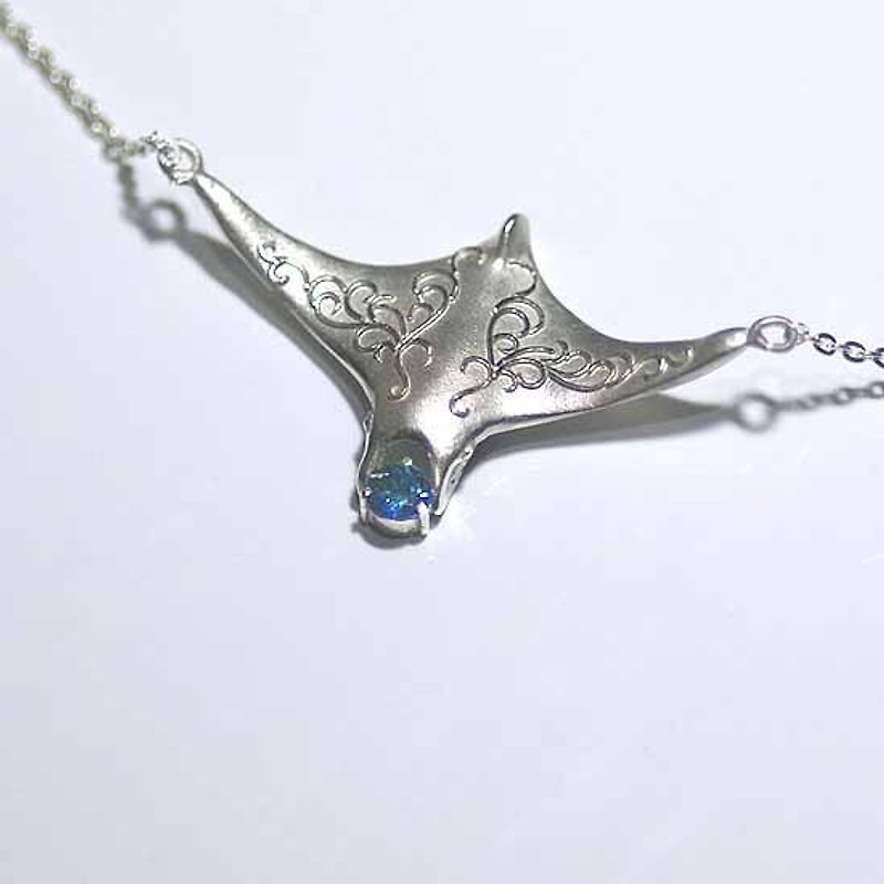 Manta ray pendant that swims with Gemstone[free shipping] - สร้อยคอ - โลหะ สีน้ำเงิน