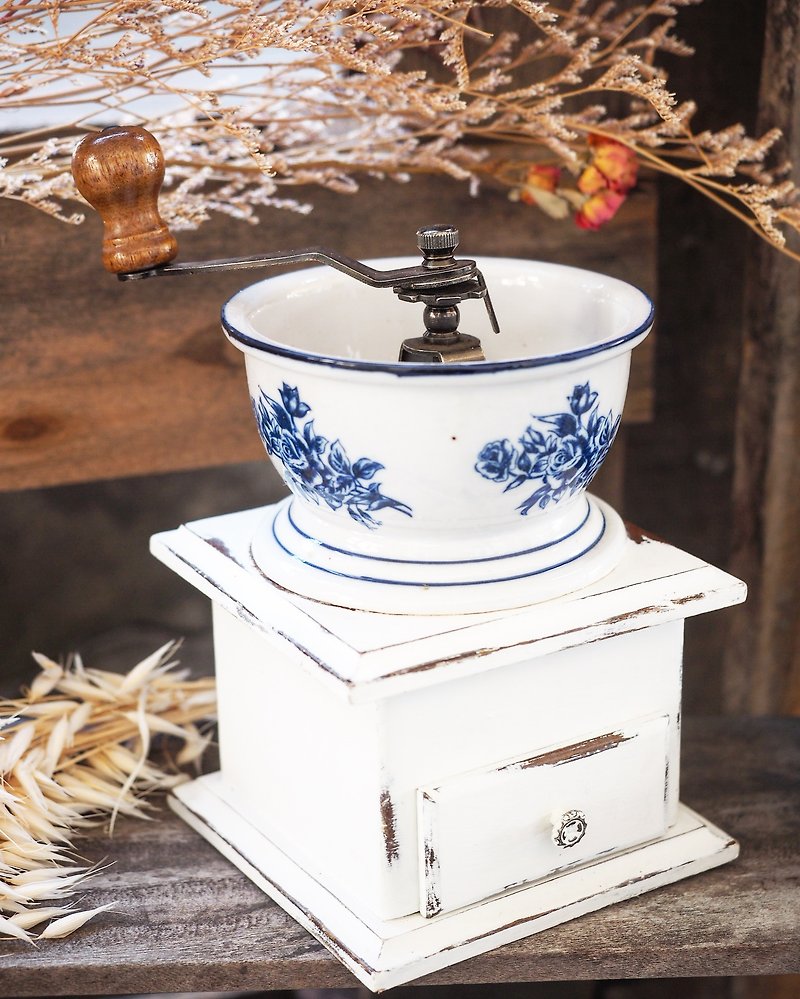 British white porcelain blue flower grinder JS - Items for Display - Porcelain Multicolor