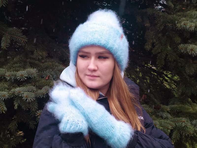 Fluffy knitted hat and mittens | Winter knitted accessories - 帽子 - 其他材質 藍色