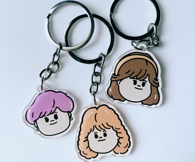 80年代の女の子のレトロな髪型のアクリルキーホルダー