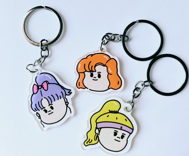 80年代の女の子のレトロな髪型のアクリルキーホルダー