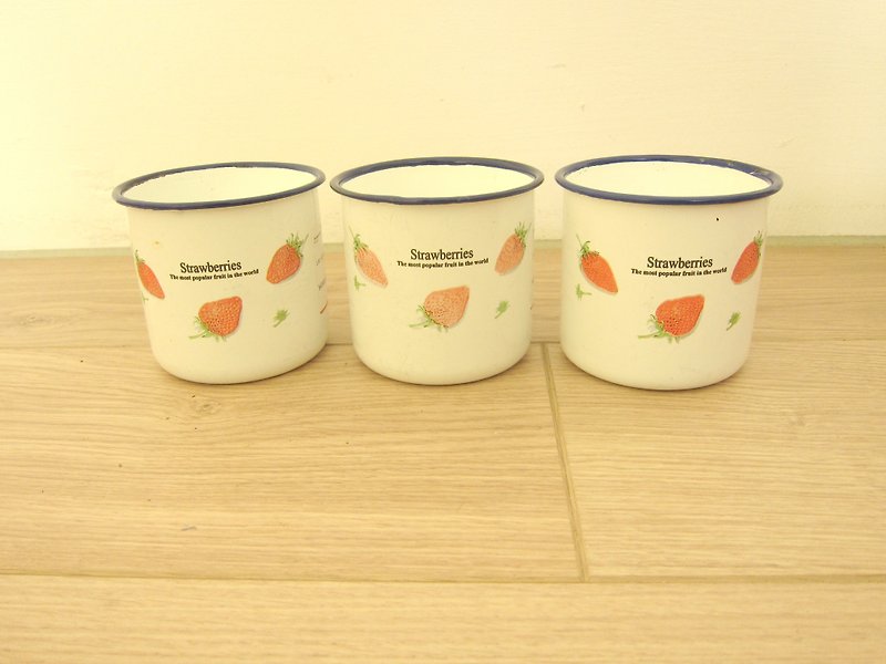 Nordic Village retro enamel cup strawberries - ถ้วย - วัตถุเคลือบ ขาว