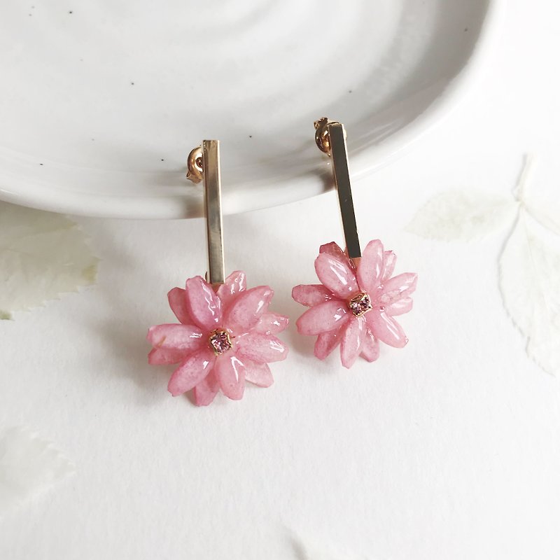 Real flower Leucanthemum Earrings with Swarovski 18KGP - Earrings & Clip-ons - Plants & Flowers Pink