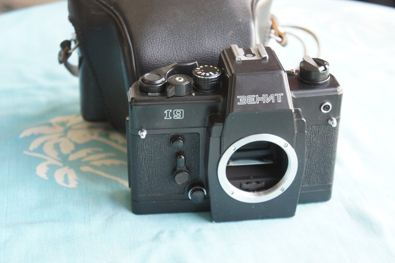 ZENIT-19 RUSSIAN/SOVIET SLR 35mm CAMERA FOR YOUR COLLECTION! - Cameras - Other Materials 