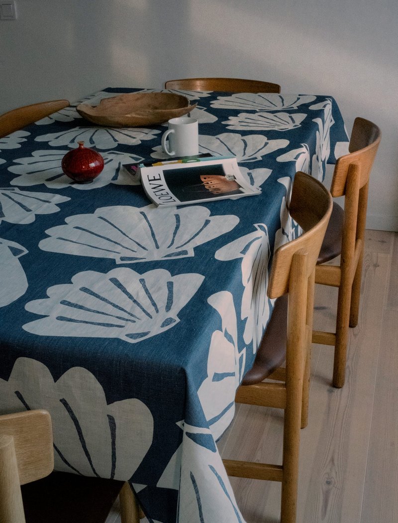 Nordic design – shell table runner (149X149cm) SNÄCKA LINEN TABLECLOTH - ผ้ารองโต๊ะ/ของตกแต่ง - ผ้าฝ้าย/ผ้าลินิน สีน้ำเงิน