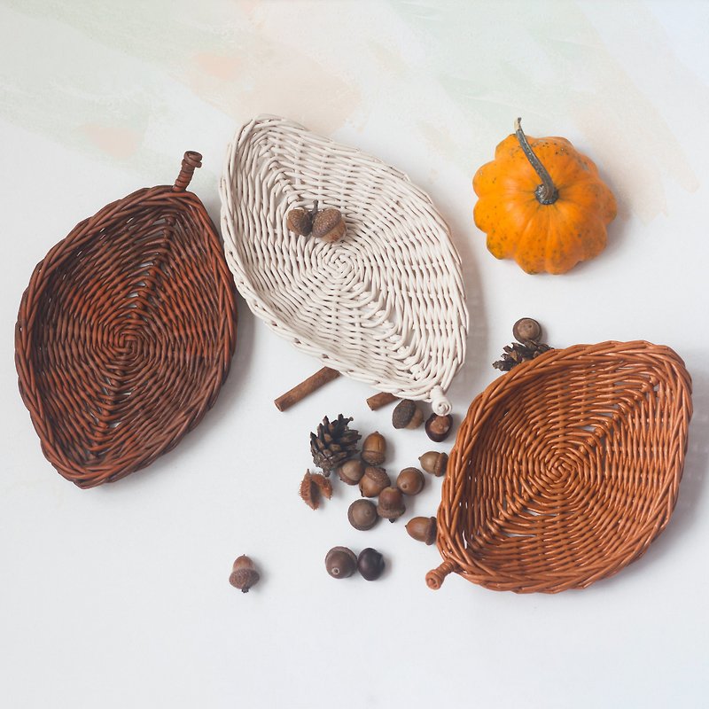 葉の形をした秋の枝編み細工品トレイ、焦げたオレンジ色の秋のテーブル装飾 - 皿・プレート - 紙 オレンジ
