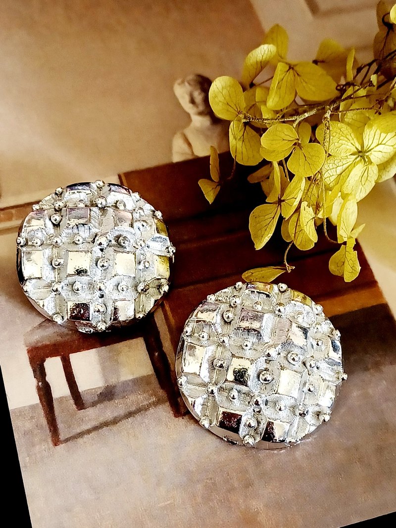 vintage jewelry  醒目立體銀色波蘿 夾式耳環 - 耳環/耳夾/耳骨夾 - 其他金屬 