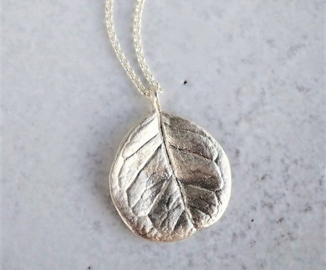 Feijoa leaf necklace (round) {P074SV} - Shop ateliersimo Necklaces