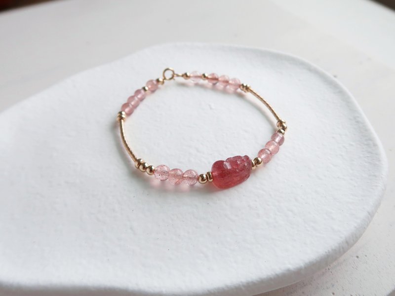 Pink Strawberry Fortune Little Pixiu - Strawberry Crystal 14KGF Natural Stone Jewelry Light Jewelry Gift - สร้อยข้อมือ - เครื่องประดับพลอย สึชมพู