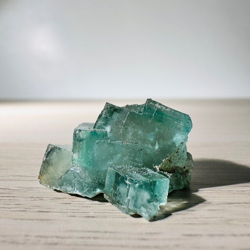 Xianghualing Stone No. 95 contains cypress base raw stone ore crystal ore standard crystal ore crystal cluster Gemstone collection - ของวางตกแต่ง - วัสดุอื่นๆ สีเขียว