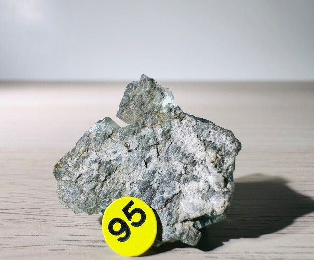 Xianghualing石95 号含有ヒノキベース原石鉱石水晶鉱石標準水晶