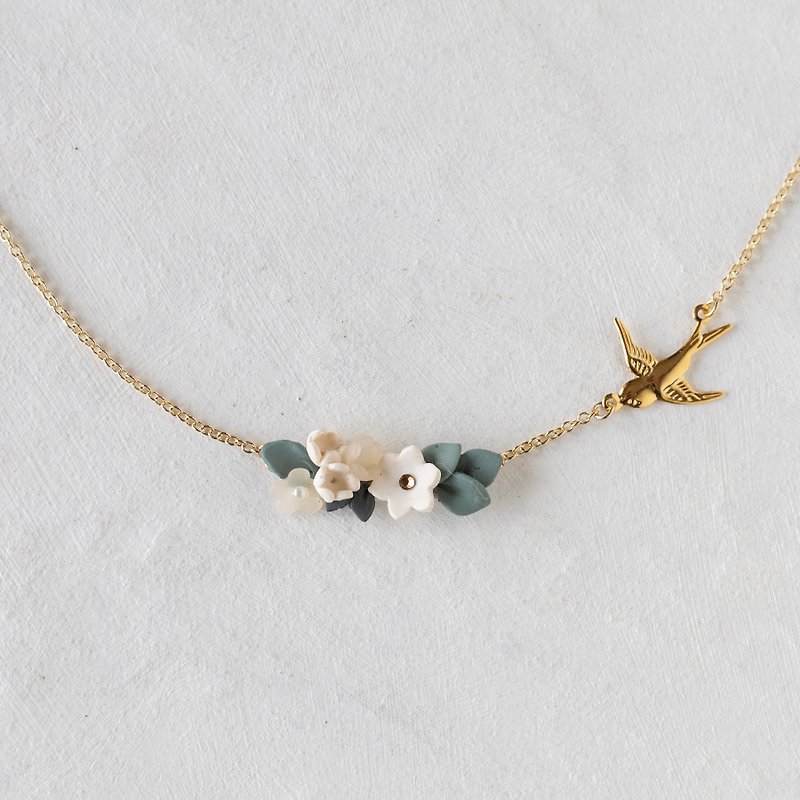 [Stainless Steel] Swallow and Flower Garden Necklace - Necklaces - Clay Green