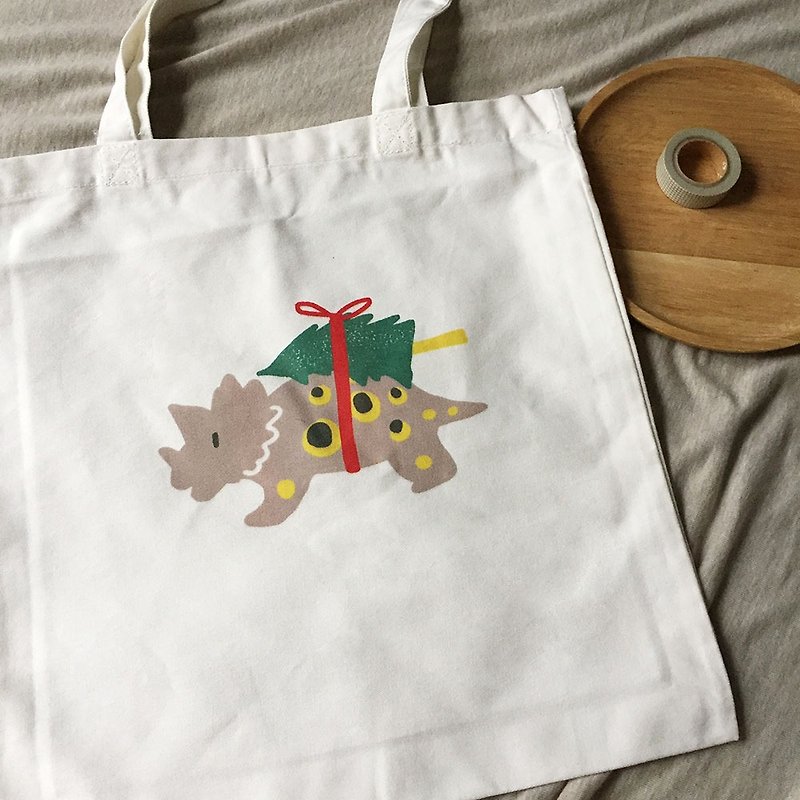 Dinosaur carrying a Christmas tree - Triangular cotton bag - Tote bag canvas bag Christmas gift - กระเป๋าแมสเซนเจอร์ - ผ้าฝ้าย/ผ้าลินิน ขาว
