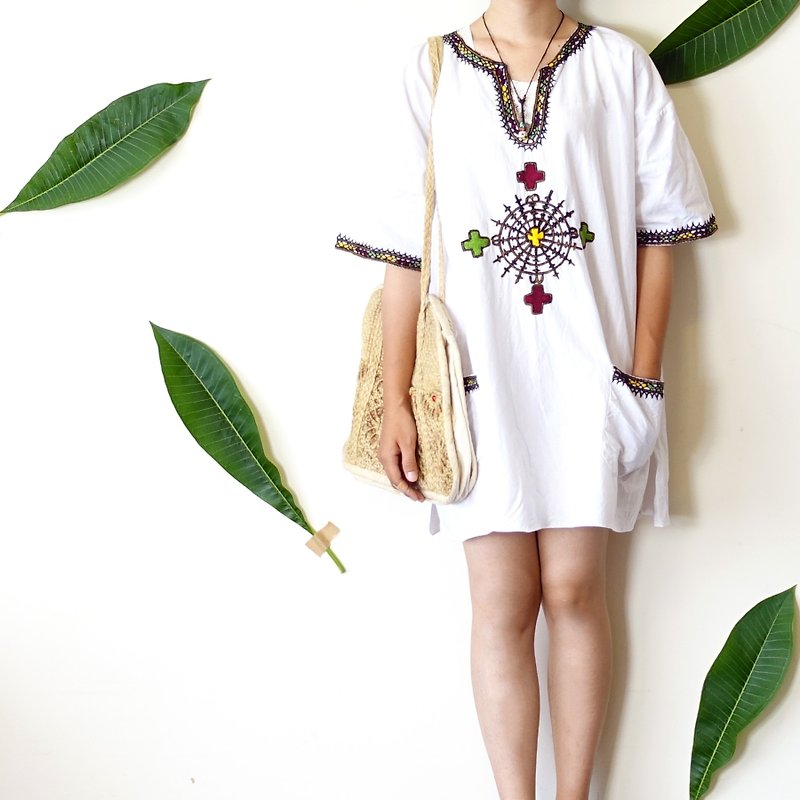 BajuTua /古著/ 伊索比亞傳統刺繡上衣- 咖啡紅 - 女上衣/長袖上衣 - 棉．麻 白色
