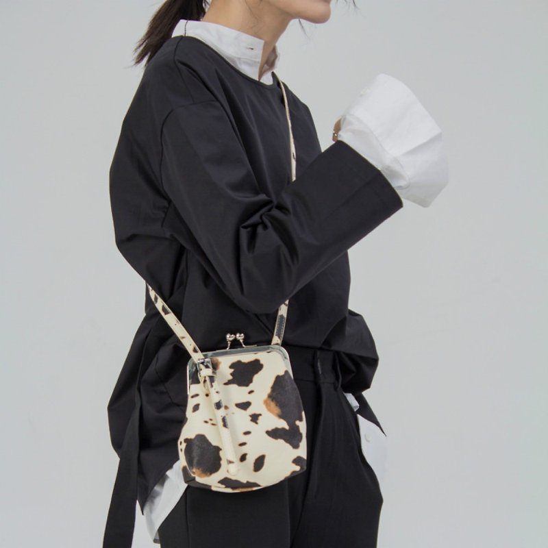 Milky white cow bag cute Japanese cow spot gold pouch portable shoulder dual-use crossbody bag - กระเป๋าแมสเซนเจอร์ - หนังเทียม ขาว