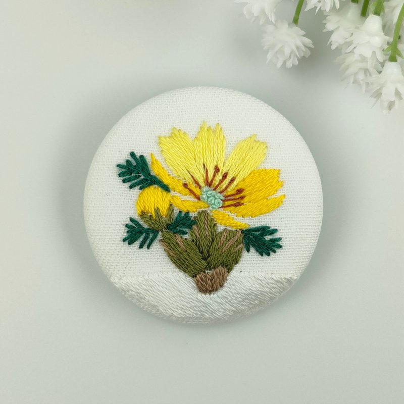 Embroidered brooch of Adonis flower lover to welcome spring - เข็มกลัด - ผ้าฝ้าย/ผ้าลินิน สีเหลือง