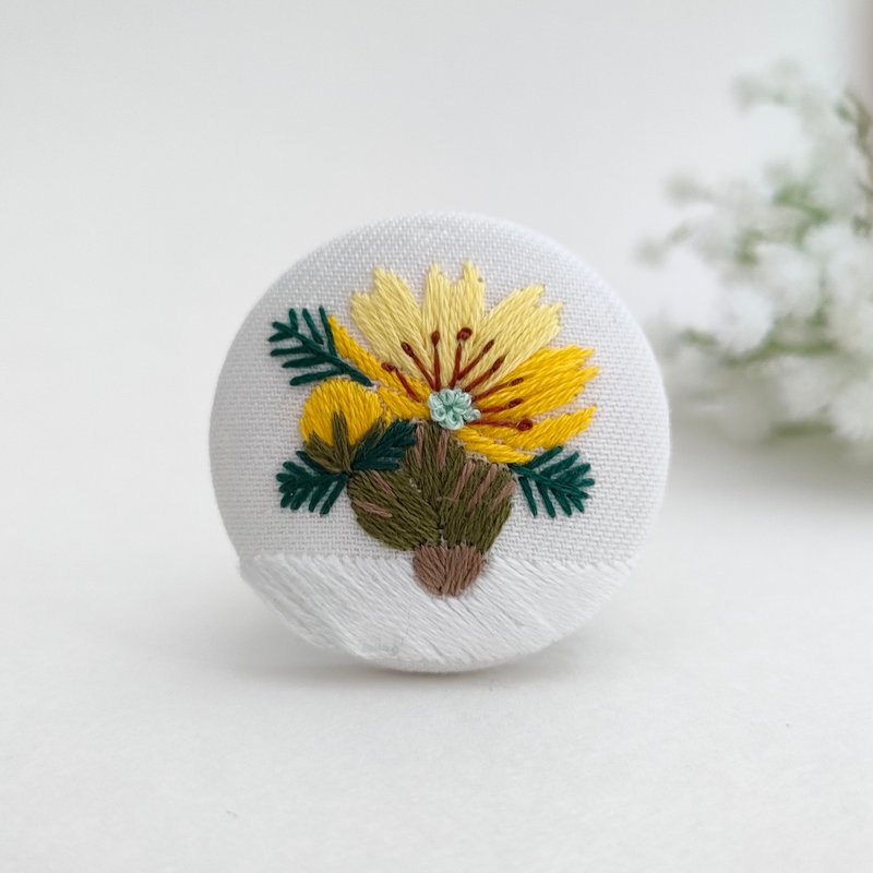 春を呼ぶ福寿草の花刺繍ブローチ - 胸針 - 棉．麻 黃色