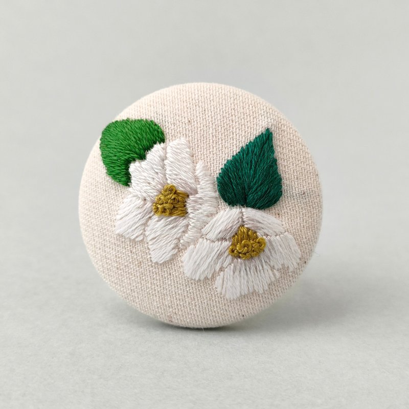 White Camellia Embroidery Brooch Winter - เข็มกลัด - ผ้าฝ้าย/ผ้าลินิน ขาว