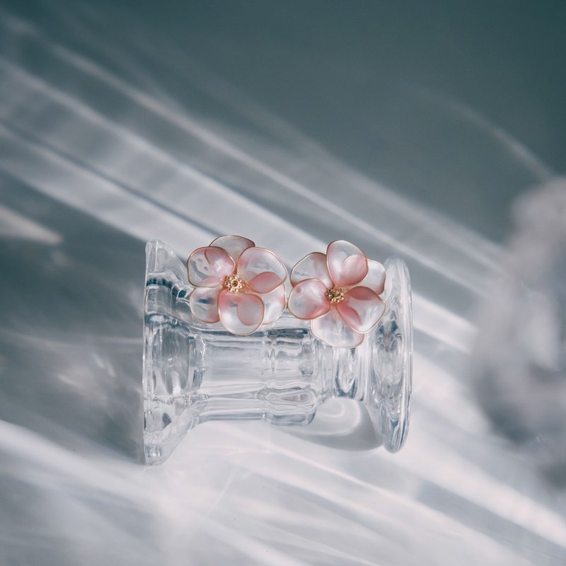 [Lieger Begonia-Sakura Pink] On-ear earrings | Crystal flower jewelry | Bridal jewelry - Earrings & Clip-ons - Resin Pink