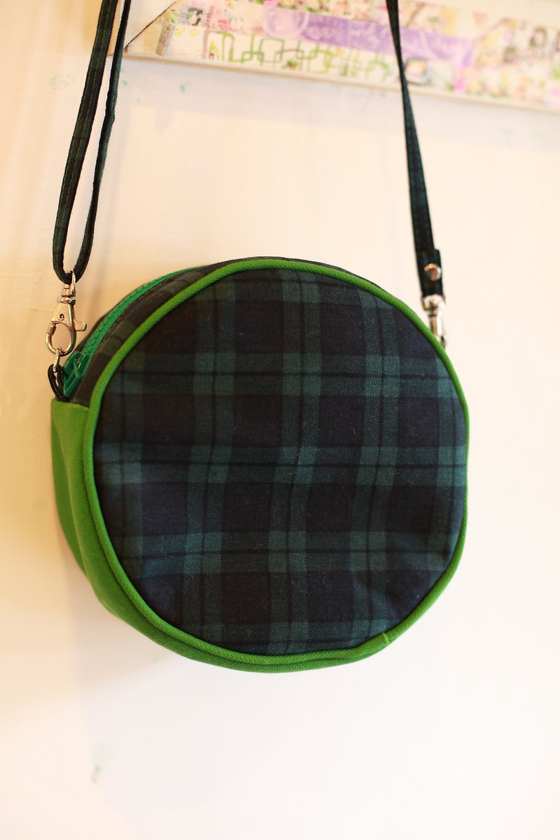 Good Day Handmade] Handmade. Spring's breath. Classic check purse. New Year gift exchange gift birthday gift - Messenger Bags & Sling Bags - Other Materials Green