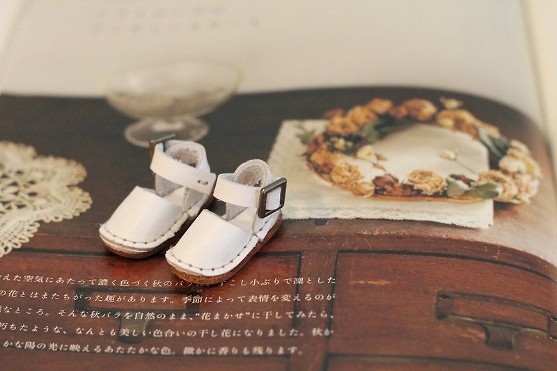 Handmade baby white sandals, cloth, Lika, Holala dolls can be worn - รองเท้าลำลองผู้หญิง - หนังแท้ ขาว