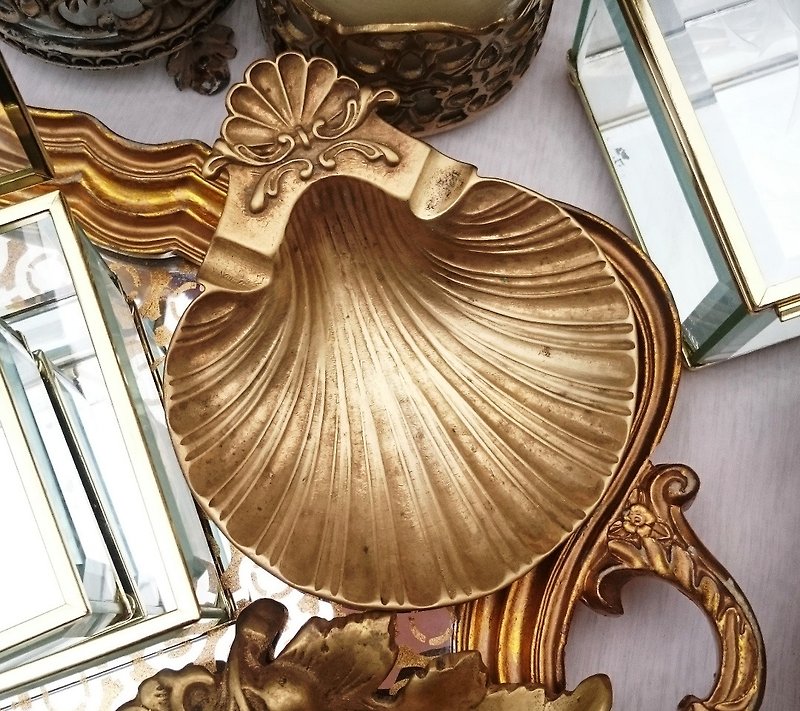 彫刻された真ちゅうの三脚皿/収納トレイ - 収納用品 - 銅・真鍮 ゴールド