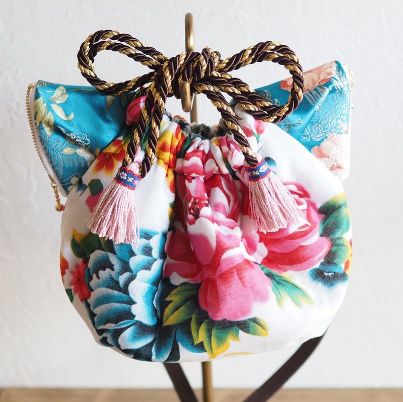 Taiwan floral cat type drawstring shoulder bag (one piece work / free shipping) - Messenger Bags & Sling Bags - Cotton & Hemp White