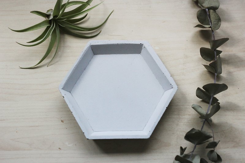 Hexagon tray. Handmade cement geometric storage tray / water tray / jewelry plate / container / decoration - กล่องเก็บของ - ปูน สีเทา