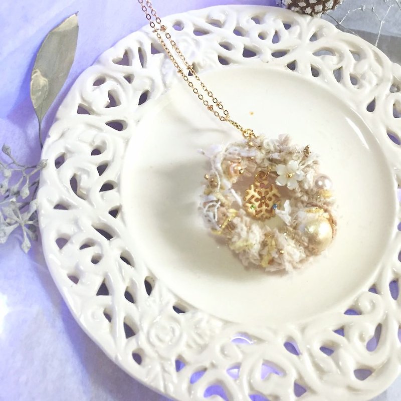 [Jt Corner] Four Seasons Wreath - Winter Cotton golden necklace beads snowflake brooch dual [Christmas] [handmade] - Necklaces - Polyester Gold