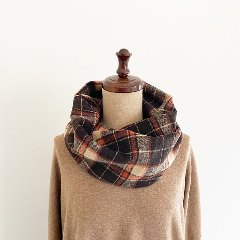 Get ready for fall and winter.Snood Brown x orange x beige tartan check pattern wool blend that will make you look stylish just by wearing it. - ผ้าพันคอถัก - เส้นใยสังเคราะห์ สีนำ้ตาล