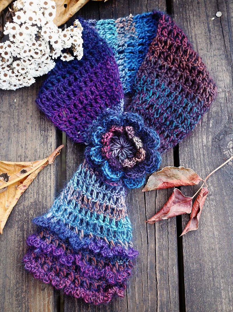 手作り - 大人のクロスオーバースカーフ - 風の強い花 - 手編みの暖かい - 日本の輸入染めウール - マフラー・ストール - ウール パープル