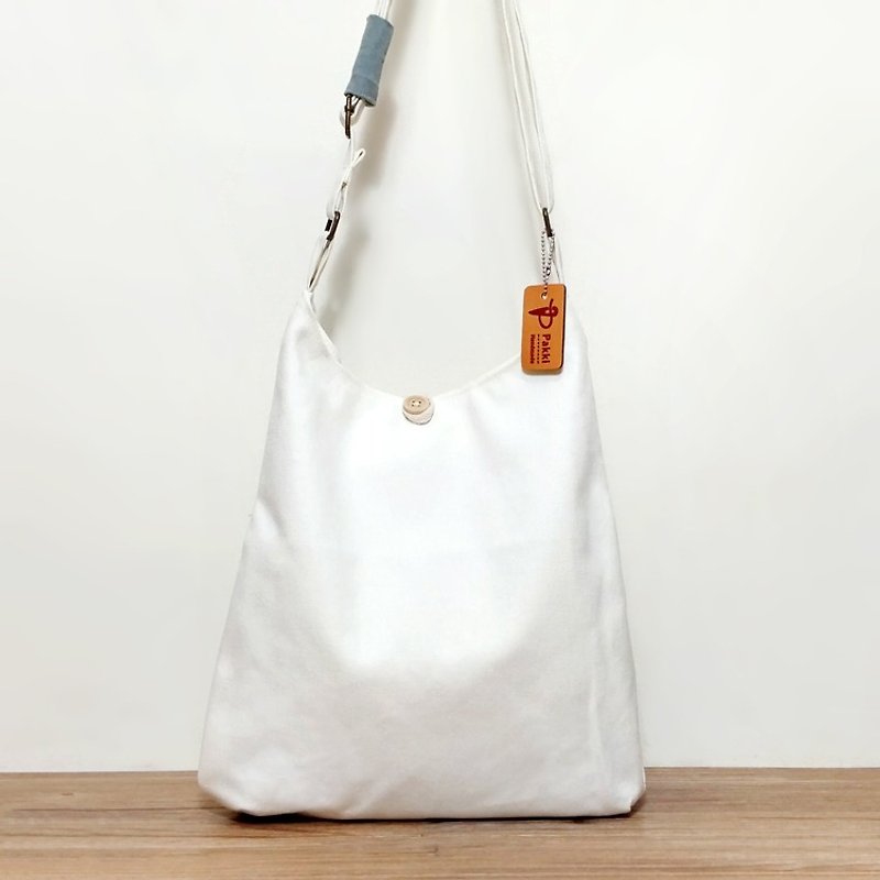 Pure white handmade canvas bag 〈Pakki〉 - Messenger Bags & Sling Bags - Cotton & Hemp White