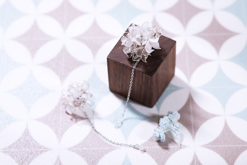 Pair of earrings flower ball snow white silver x white hand-made jewelry earrings - Earrings & Clip-ons - Resin White