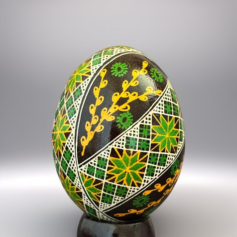 Ukrainian Easter Egg Real Chicken Pysanka Hand Painted Eggshell Hutsul Pysanky - 擺飾/家飾品 - 其他材質 多色