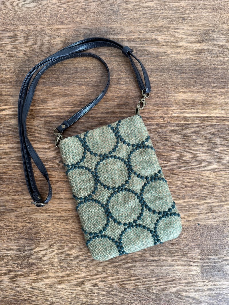 Smartphone pouch Mina Perhonen Tambourine Handmade - กระเป๋าเครื่องสำอาง - ผ้าฝ้าย/ผ้าลินิน สีเขียว