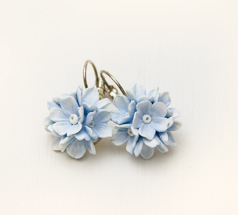 Blue floral earrings clay Flower girl earrings for wedding - ต่างหู - พลาสติก สีน้ำเงิน