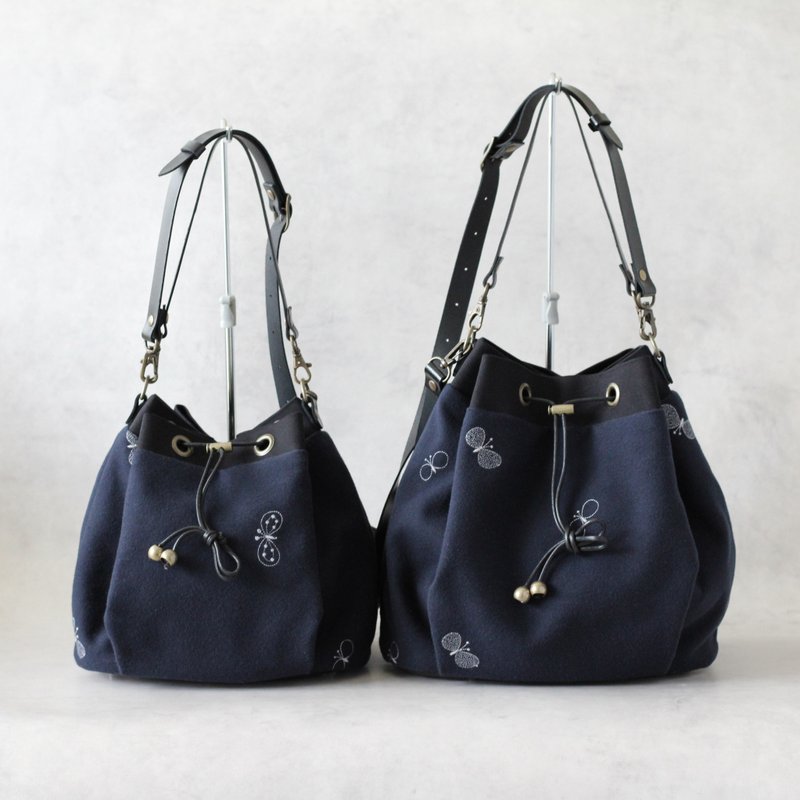 mina perhonen drawstring bag choucho navy bag diagonal backpack handbag canvas bag shoulder bag canvas bag - กระเป๋าแมสเซนเจอร์ - ผ้าฝ้าย/ผ้าลินิน สีน้ำเงิน