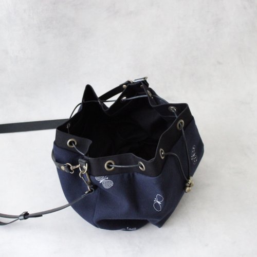 mina perhonen ドローストリングバッグ choucho navy バッグ 斜背包