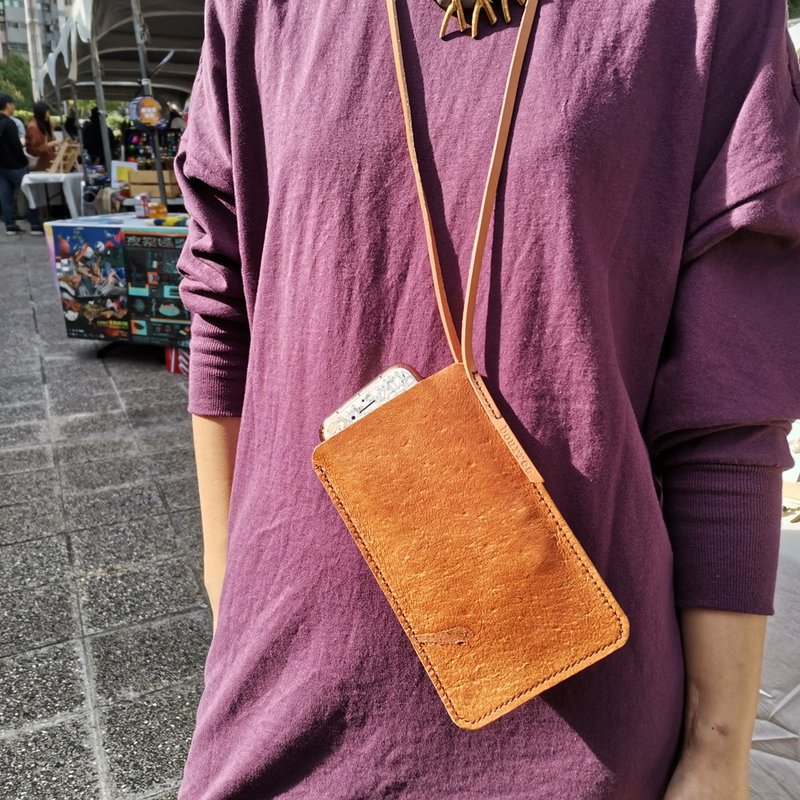 Handmade mobile phone bag hanging around the neck - เคส/ซองมือถือ - หนังแท้ สีนำ้ตาล