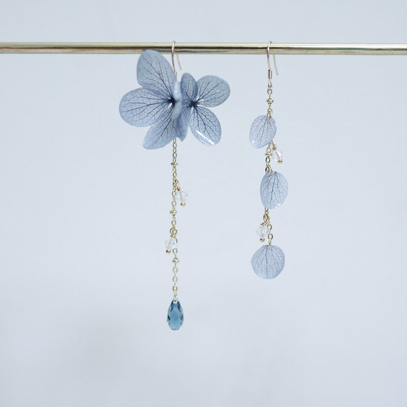 Hydrangea Flourish Flower Hydrangea and Swarovski Crystal Asymmetrical Earrings (Blue) Dry Flower Earrings - Earrings & Clip-ons - Plants & Flowers Blue