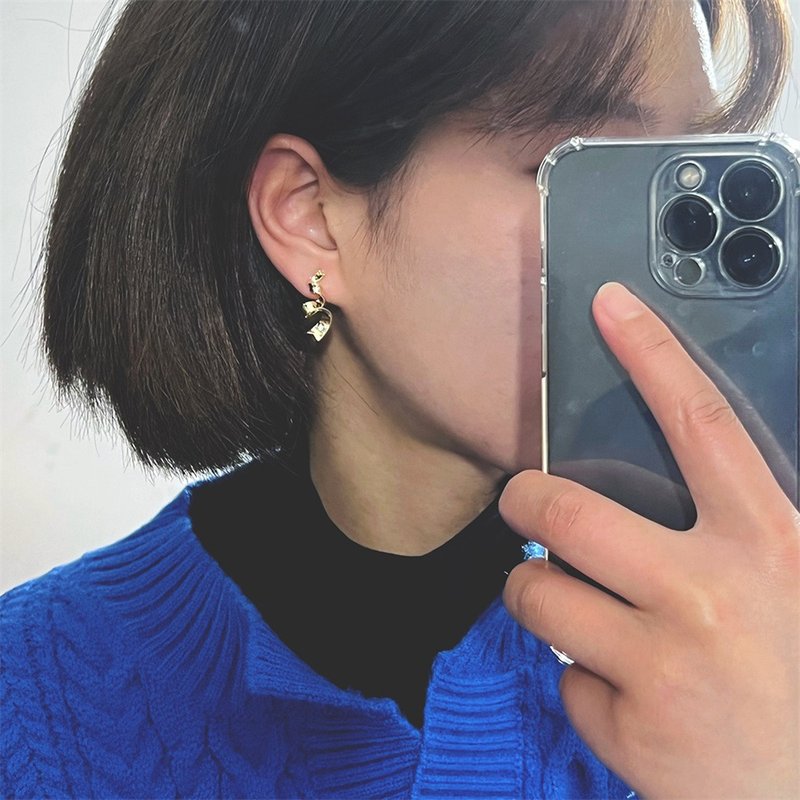 Hi Onion Seventh Day niche mosquito coil plate gold-plated ear clip sterling silver earrings wave versatile simple - ต่างหู - วัสดุอื่นๆ 