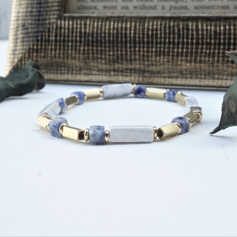 << Blue Sky and White Clouds - Natural Stone Bracelet >> White Turquoise Soda Stone Brass Bracelet - Bracelets - Semi-Precious Stones Multicolor