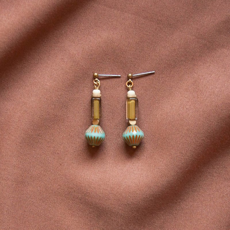 Autumn Color Glass Beads Earrings - ต่างหู - อะคริลิค สีเขียว
