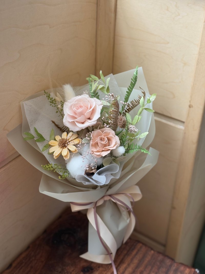 永生玫瑰花束 畢業花束 生日花 奶茶色 - 乾燥花/永生花 - 植物．花 粉紅色